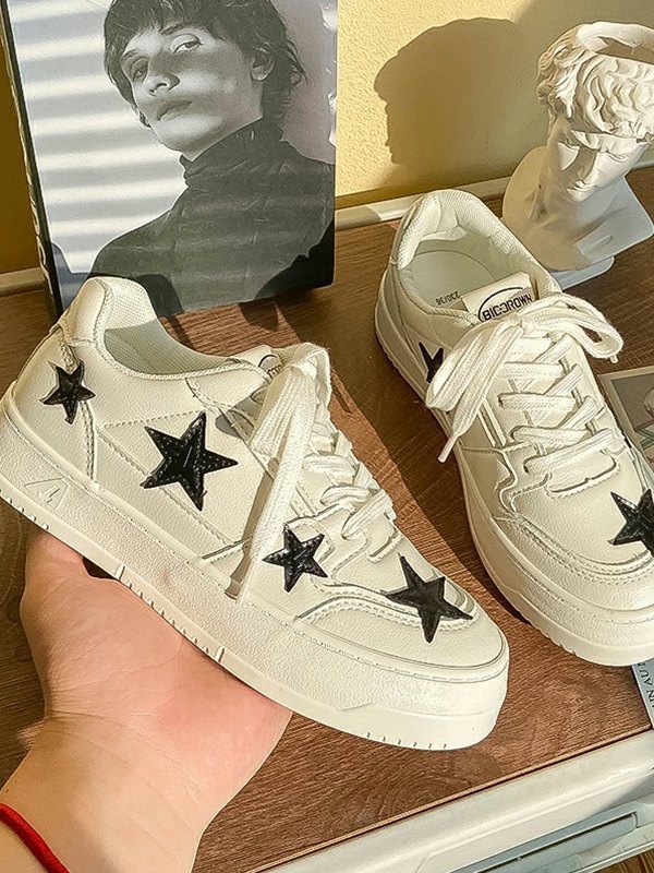 Flacher Sneaker mit kontrastierenden Sternen-1