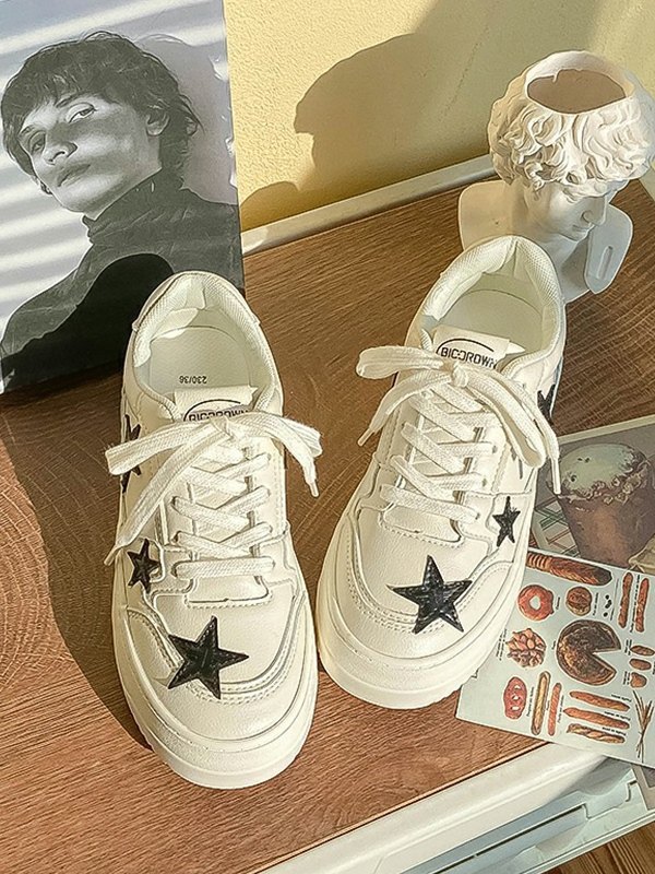 Flacher Sneaker mit kontrastierenden Sternen-2