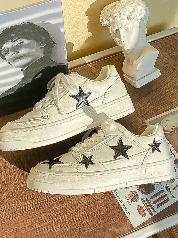 Flacher Sneaker mit kontrastierenden Sternen-3