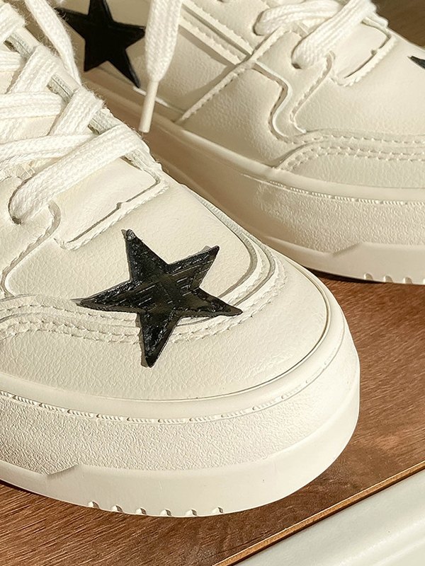 Flacher Sneaker mit kontrastierenden Sternen-4